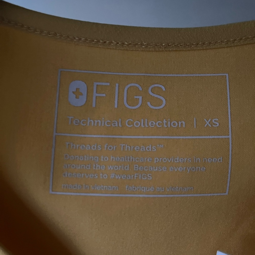 Figs Women's Catarina in Light Gold - Picture 3 of 5